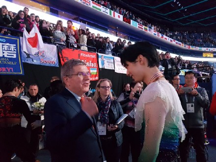 Thomas Bach gratuliert Hanyu.jpg