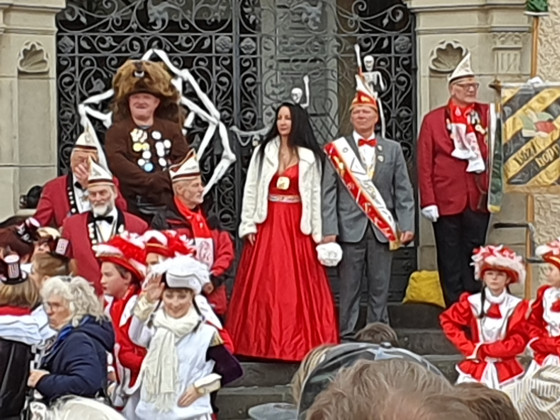 Das Bernburger Prinzenpaar vor dem Rathaus