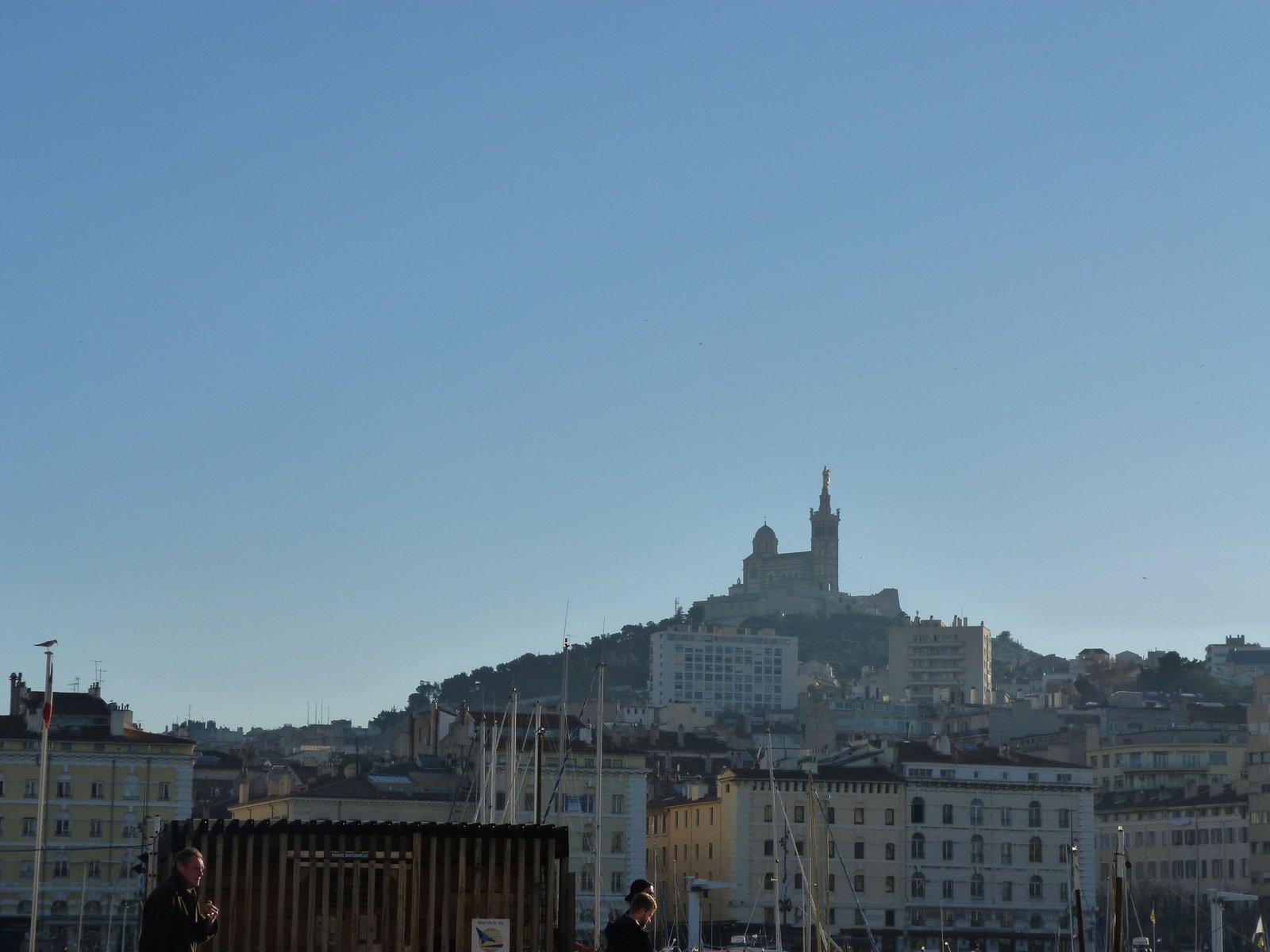 Notre Dame de la Garde vom Hafen gesehen